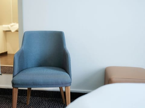 Premium bedding, in-room safe, desk, laptop workspace