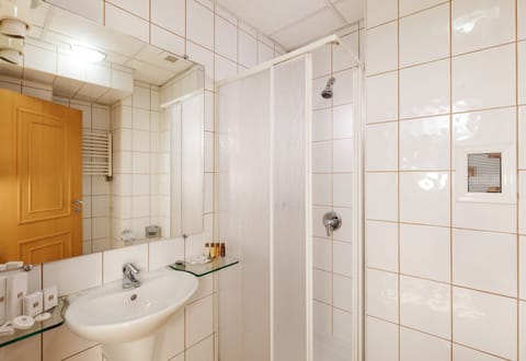 Studio | Bathroom | Shower, free toiletries, hair dryer, towels