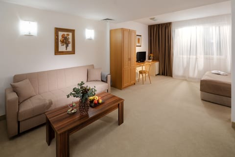 Executive Studio Suite | Desk, free WiFi, bed sheets