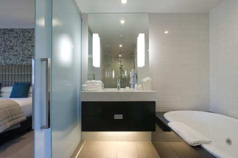 Park Suite | Bathroom | Free toiletries, hair dryer, towels