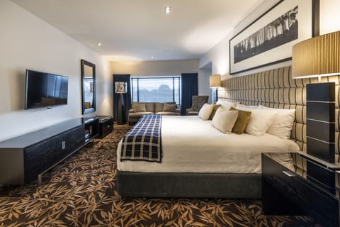 Junior Suite | Egyptian cotton sheets, premium bedding, pillowtop beds, minibar