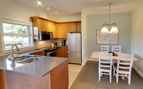 Standard Suite, 1 Bedroom, Kitchen | Private kitchen | Fridge, microwave, oven, stovetop