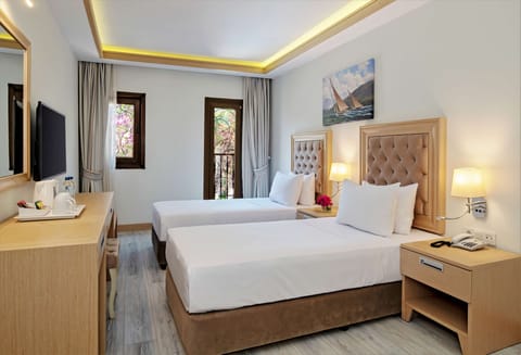 Twin Guest Room | Minibar, in-room safe, free WiFi, bed sheets