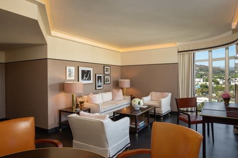 Premier Suite | Premium bedding, free minibar, in-room safe, blackout drapes