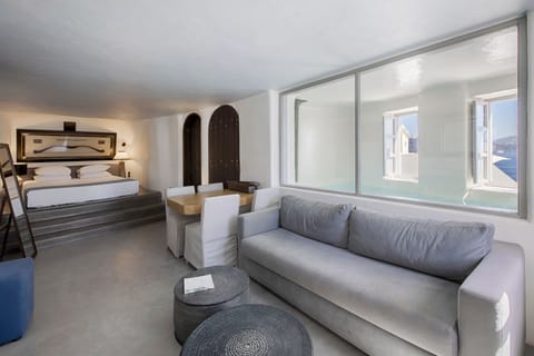 Deluxe Room with Indoor Plunge Pool and Caldera View | Premium bedding, in-room safe, individually decorated, soundproofing