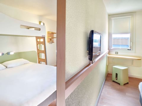 Triple Room, Multiple Beds | Desk, free WiFi, bed sheets