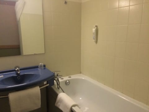 Double Room | Bathroom | Bathtub, eco-friendly toiletries, towels