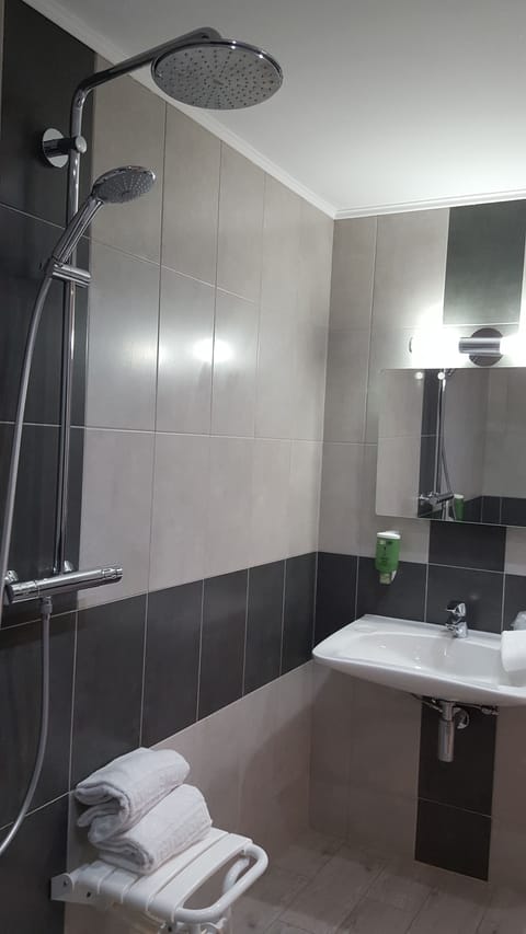 Single Room, Accessible | Bathroom | Shower, hydromassage showerhead, free toiletries, hair dryer