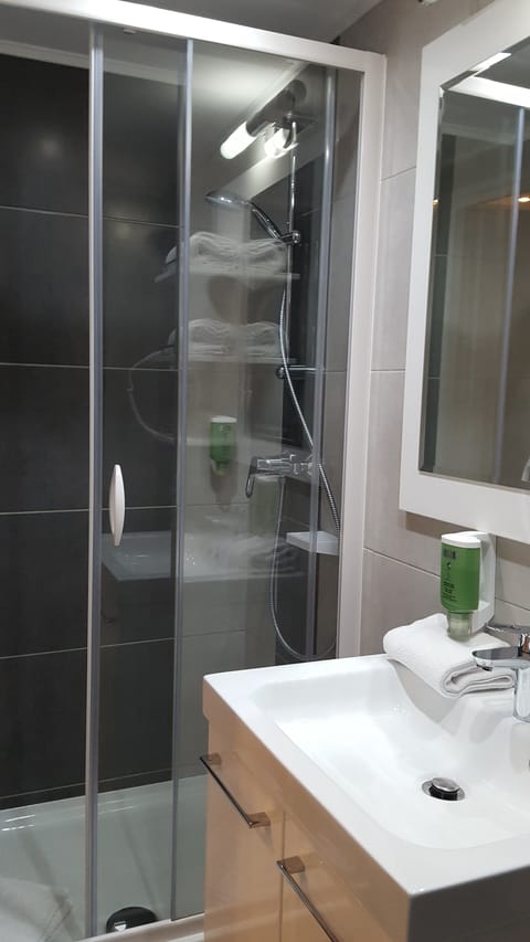 Shower, hydromassage showerhead, free toiletries, hair dryer