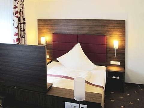 Basic Double Room | In-room safe, desk, free WiFi, bed sheets