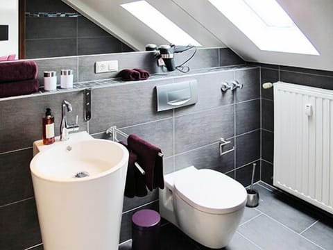 Basic Double Room | Bathroom | Shower, free toiletries, hair dryer, towels