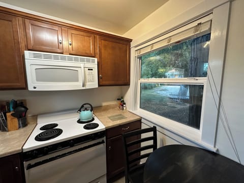 Comfort Cottage, 1 Bedroom | Private kitchen | Microwave, coffee/tea maker, electric kettle, toaster