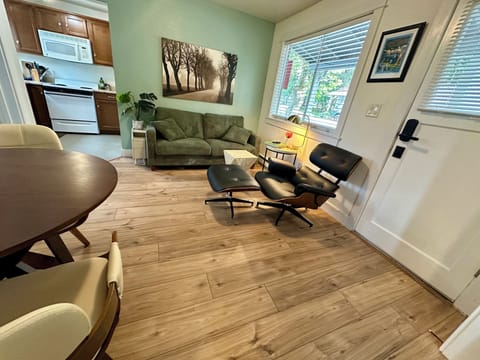 Comfort Cottage, 1 Bedroom | Living area | 45-inch Smart TV with satellite channels, Netflix, Hulu