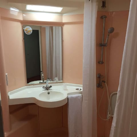 Shower, eco-friendly toiletries, towels