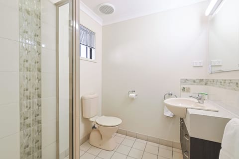 Standard Queen Room  | Bathroom | Free toiletries, hair dryer, towels