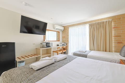 Deluxe Twin Room | Premium bedding, minibar, desk, blackout drapes