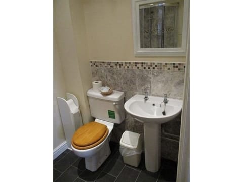 Double or Twin Room, Ensuite | Bathroom | Free toiletries