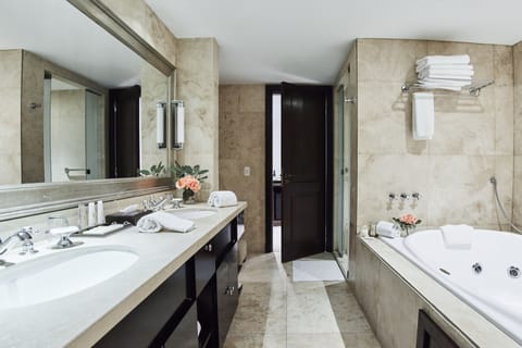 Senior Suite | Bathroom | Rainfall showerhead, free toiletries, hair dryer, bathrobes