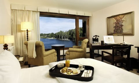 Suite, Lake View, Corner (Nahuel) | Premium bedding, down comforters, minibar, in-room safe