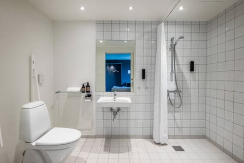 Comfort Room, Roll-in Shower | Bathroom | Shower, hair dryer, towels