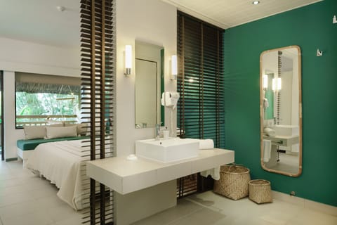 Deluxe Room | Bathroom | Shower, hair dryer, towels