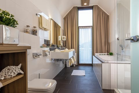 Panoramic Penthouse | Bathroom | Free toiletries, hair dryer, bathrobes, slippers