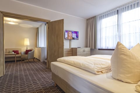 Comfort Suite | Hypo-allergenic bedding, in-room safe, desk, soundproofing