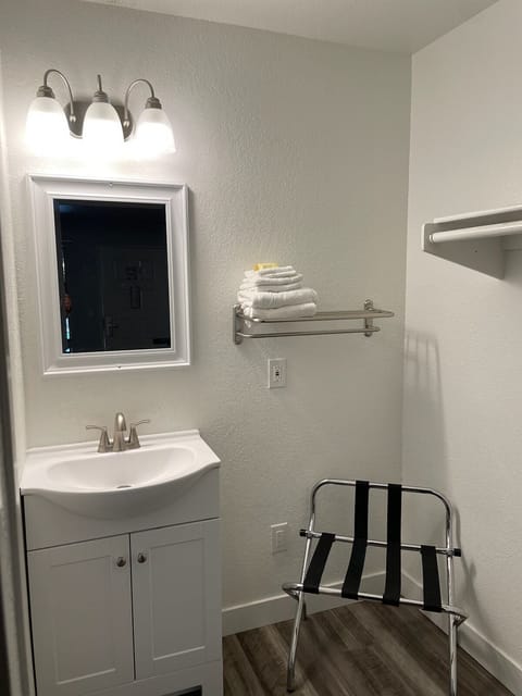 Combined shower/tub, free toiletries, towels