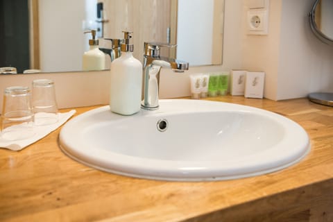 Double or Twin Room - Self Check-in | Bathroom sink