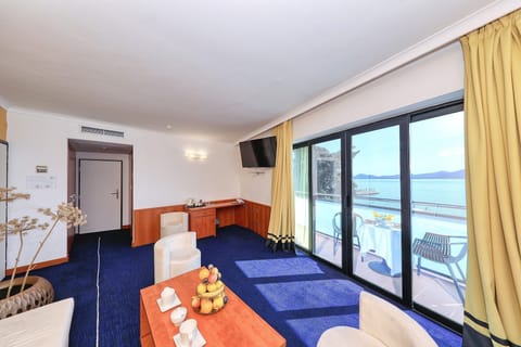 Suite, Balcony (Sea View) | Living area | Plasma TV, toys