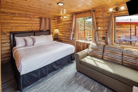 Deluxe Cabin, 1 King Bed with Sofa bed, Mountainside | Premium bedding, blackout drapes, rollaway beds, free WiFi