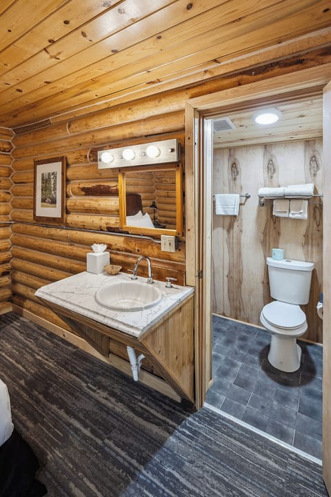 Deluxe Cabin, 1 Queen Bed, Mountainside | Bathroom | Shower, free toiletries, hair dryer, towels