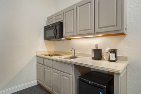 Standard Studio, 1 King Bed, Non Smoking, Kitchenette (Street View) | Private kitchenette | Fridge, microwave, coffee/tea maker