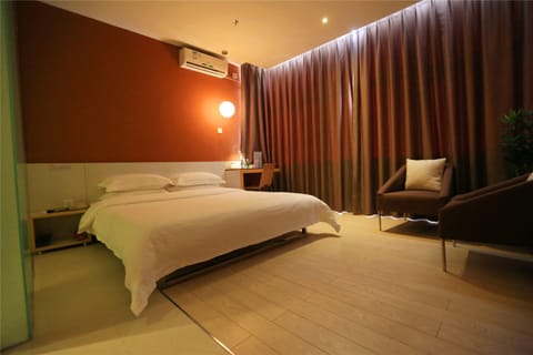 Deluxe Double Room | Premium bedding, desk, soundproofing, free WiFi