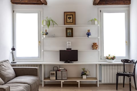 Apartment, Annex Building (Vecellio) | In-room dining