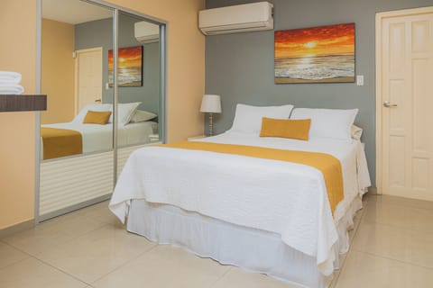 Classic Room, 1 Queen Bed | In-room safe, soundproofing, iron/ironing board, rollaway beds