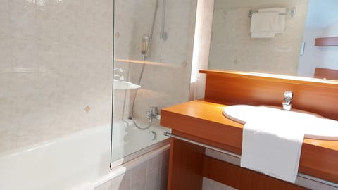 Quadruple Duplex Room | Bathroom | Free toiletries, hair dryer, towels