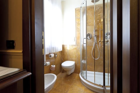 Single Room | Bathroom | Shower, hair dryer, bidet, towels