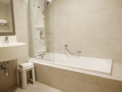 Superior Double Room, 2 Twin Beds | Bathroom | Bathtub, hair dryer, bidet, towels