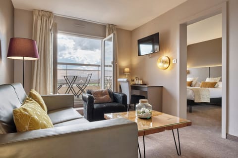 Suite | In-room safe, desk, blackout drapes, soundproofing