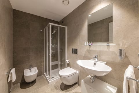 Standard Double Room Single Use | Bathroom | Shower, free toiletries, hair dryer, bidet