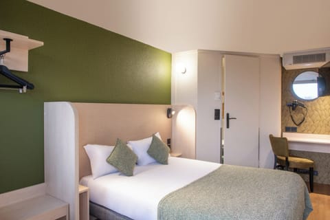 Egyptian cotton sheets, premium bedding, Select Comfort beds, desk