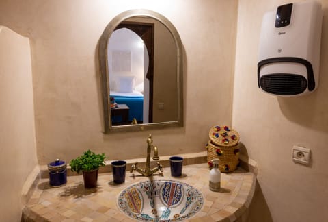 Comfort Double Room, Ensuite, Pool View (Agerzam) | Bathroom | Free toiletries, towels