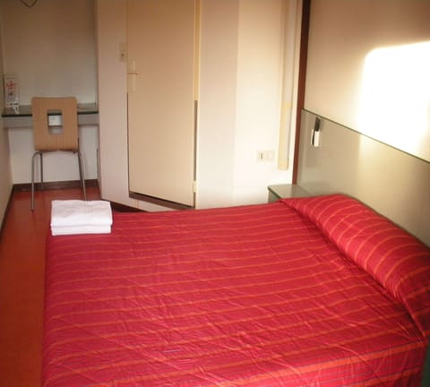 Standard Room, 1 Double Bed | Desk, blackout drapes, free WiFi, bed sheets