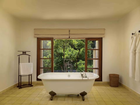 Villa Suite | Bathroom | Combined shower/tub, eco-friendly toiletries, hair dryer, bathrobes