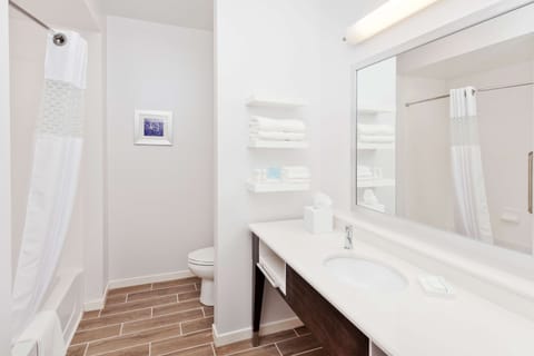 Combined shower/tub, free toiletries, hair dryer, towels