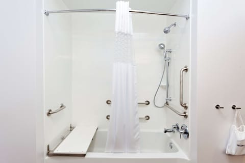 Combined shower/tub, free toiletries, hair dryer, towels