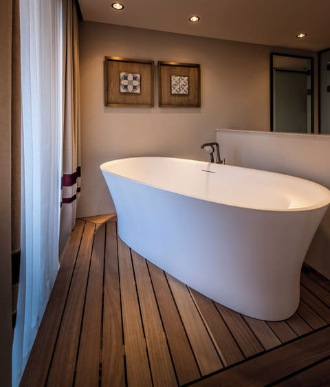 Deluxe Room, Bathtub (Infinity) | Bathroom | Shower, hydromassage showerhead, designer toiletries, hair dryer