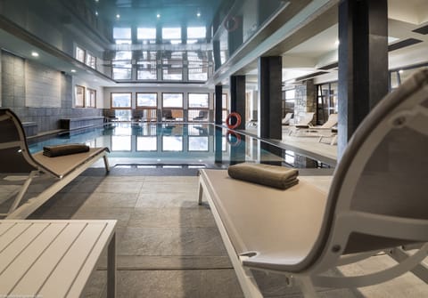 Indoor pool, sun loungers