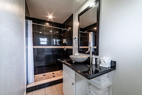 Room, 1 King Bed | Bathroom | Combined shower/tub, free toiletries, hair dryer, towels